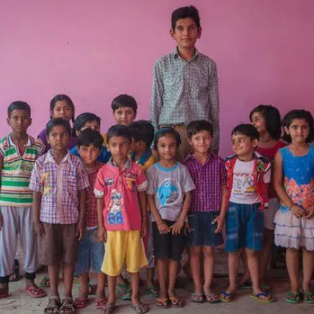 بالصور: لن تصدقوا كم هو طول ابن الثمانية أعوام