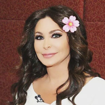 إليسا تغني لوالدها "زكريا" وتطلب من الجمهور الصلاة لأجله