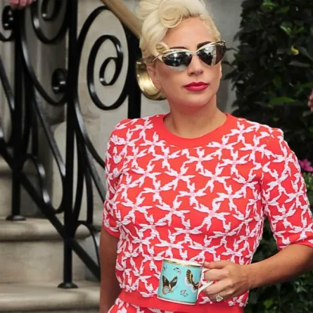 رغم ملايينها ليدي غاغا تتحول لبائعة قهوة وتختار اطلالة متواضعة!