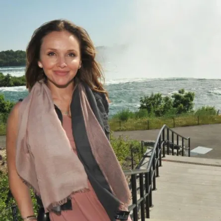 حسناء تتعلق بطائرة مستخدمة أسنانها لتحطيم رقم قياسي