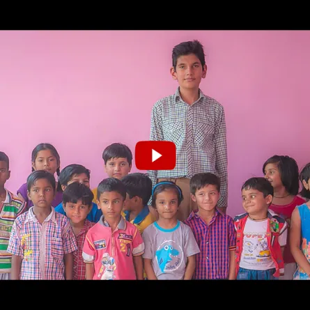 بالفيديو.. لماذا لقب بـ "الطفل العملاق"