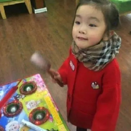 معلمة تقتل إبنة الـ 6 سنوات.. شريط لاصق وصمغ أوديا بحياتها!