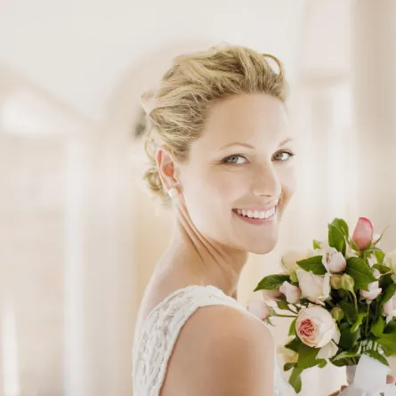 بالصور: عروس تفاجئ صديقتها بأمر غير متوقَّع!