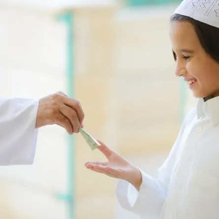 "اتيكيت" تقديم العيدية