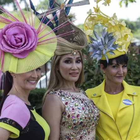 في"رويال اسكوت"... أناقة الثياب وجنون القبعات