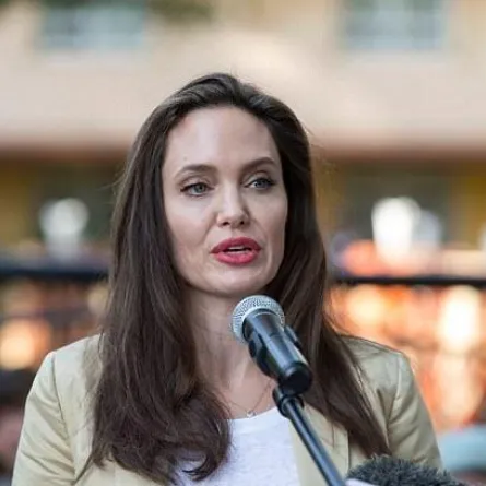 بالصور: أنجلينا جولي تحتفل باليوم العالمي للاجئين مع فتيات معنفات في كينيا