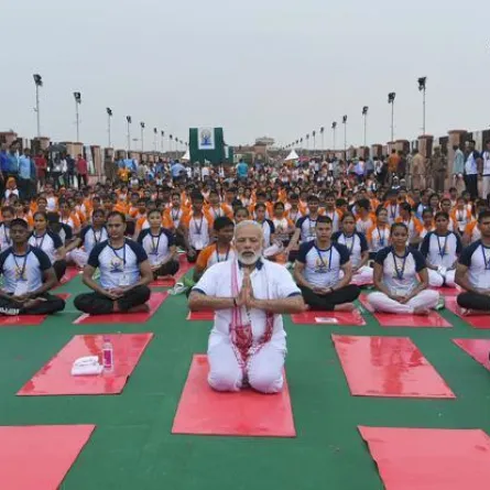 عشرات الآلاف يحتفلون مع رئيس وزراء الهند باليوم العالمي لليوغا