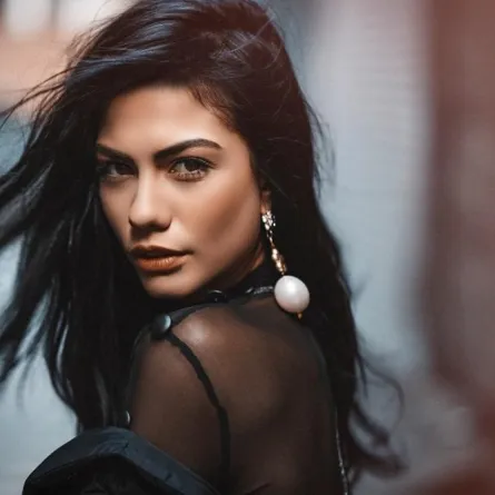 انستقرام النجمة التركية ديميت أوزديمير يعكس أناقتها