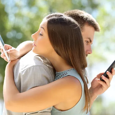 الخيانة الإلكترونية لا تقل ضرراً عن الخيانة العادية