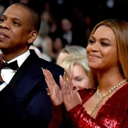 جاي زي يظهر للمرة الأولى بعد ولادة توأميه..وتعرفوا إلى اسميهما