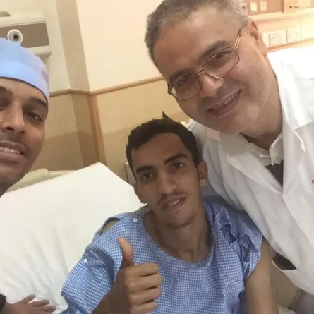 مستشفى الملك فهد بجدة ينقل شريحة جلدية لشاب سعودي