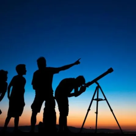 السعودية تدعو إلى تحري "هلال العيد"