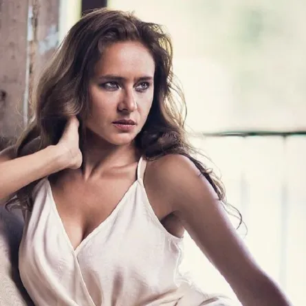 نيللي كريم بطلة لأعلى سعر تُسحرك بأناقتها