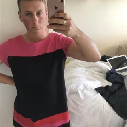 بالصور: شاب بريطاني يذهب الى عمله بفستان والدته.. والسبب!