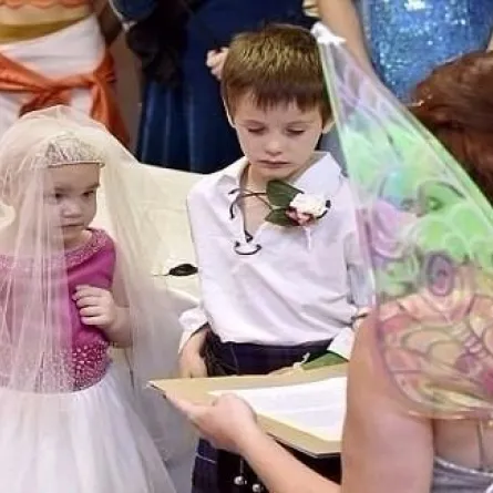 بالصور: زفاف مميز لطفلة مصابة بالسرطان