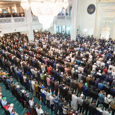 بالصور: مسجد موسكو الكبير يضج بالمصلين.. وبوتين يهنئ المسلمين بعيد الفطر