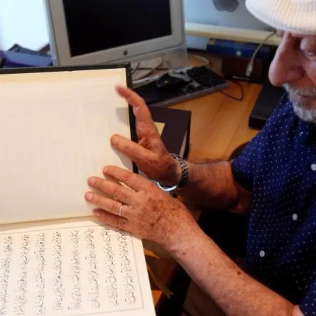 لبناني ينجز أول نسخة من القرآن بالخط الديواني النادر