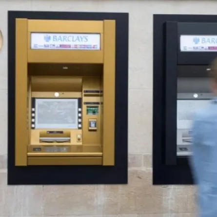 أول ماكينة صرف في العالم تحتفل باليوبيل الذهبي