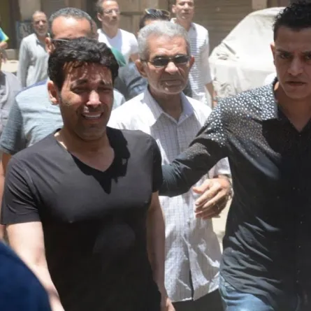 وسط انهيار كامل للعائلة.. سعد الصغير يتلقى العزاء في والدته بعد يوم من دخولها المستشفى