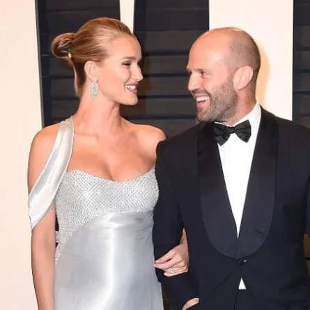 جيسون ستاثام وروزي وايتلي يُرزقان بمولودهما الأول