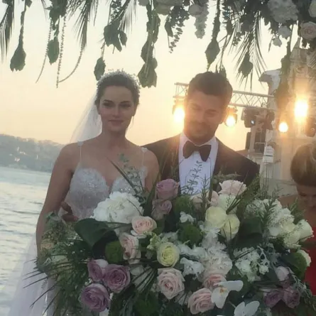 بوراك أوزجيفيت وفهرية أفجين لحظة عقد قرانهما