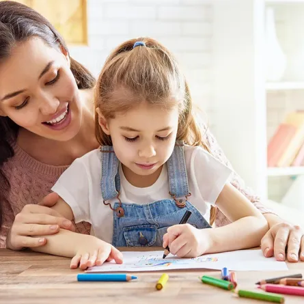 4 حقائق عن الطفل الأعسر