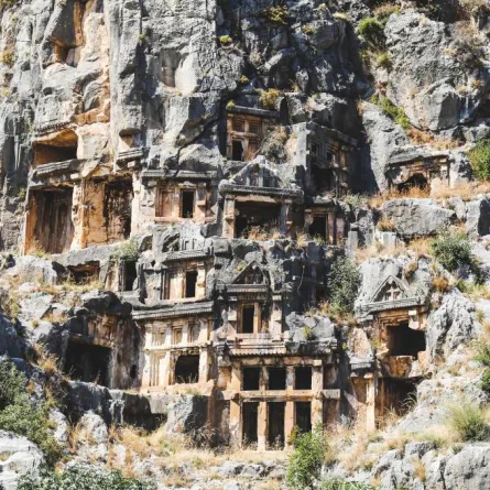 10 منازل مصنوعة من أغرب المواد