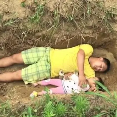 يضعان طفلتهما في قبر كل يوم.. والسبب!!