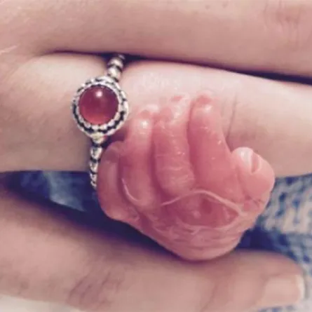 بالصور: أمضت يومين مع جثة طفلها الميت... فأسرت قلوب الملايين