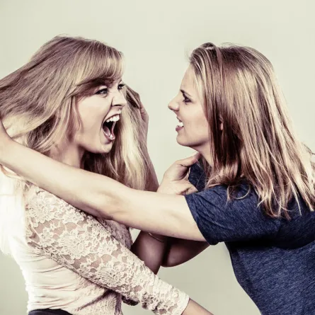 بالفيديو...  مشاجرة نسائية تصل لشد الشعر والصراخ