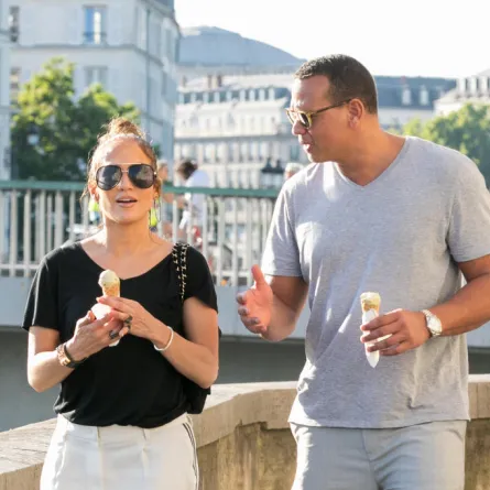 صور: جنيفر لوبيز و أليكس رودريجيز يسوحان  في "باريس"