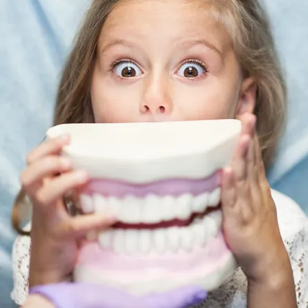 طقم أسنان الجد يفزع الحفيد الصغير