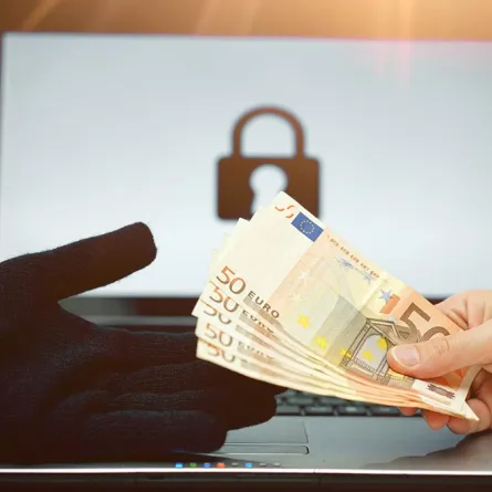 فتاة تسرق 98 ألف دولار من عائلتها من أجل حبيبها