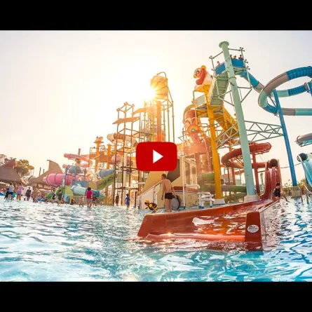 شاب يعبر الماء دون الغوص فيه.. يثير التساؤلات