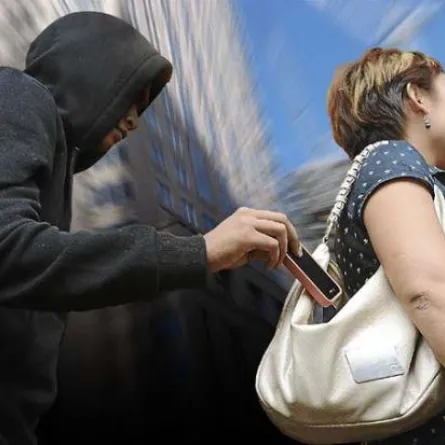 بالفيديو.. حاول سرقتها فلقنته درساً لا ينسى