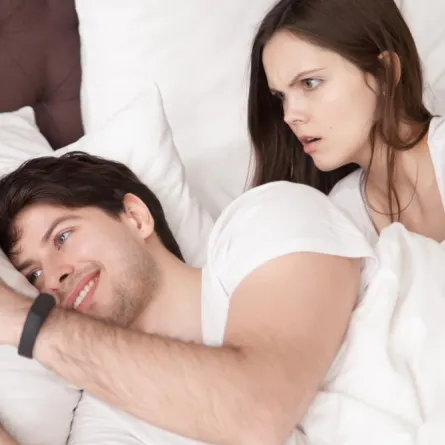 أغار من صور النساء على موبايله!