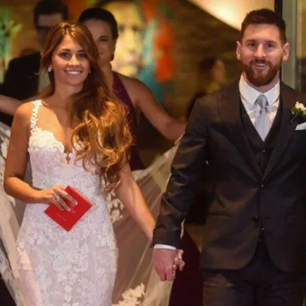 فستان زوجة ميسي يخطف الأضواء