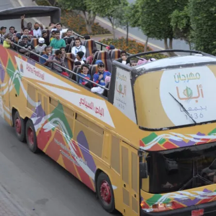 أبها تطلق "الباص السياحي" بـ 8 لغات