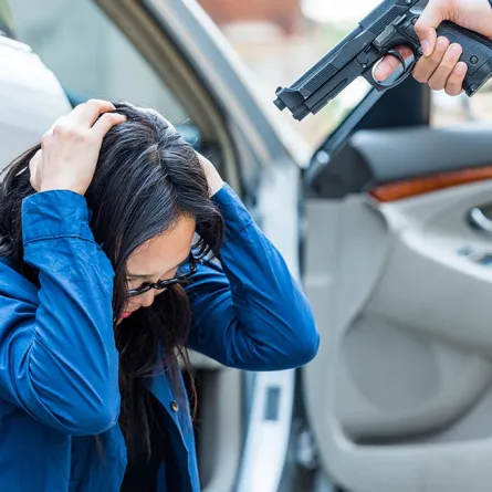 في السعودية.. شبان يشهرون السلاح على فتيات