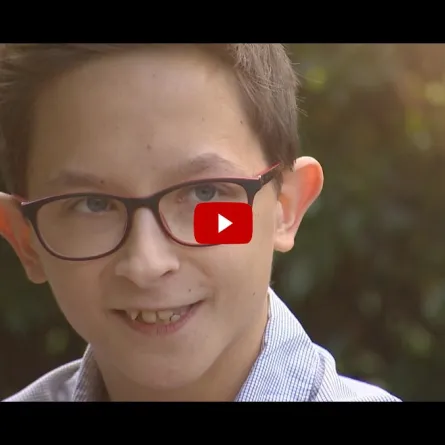 بالفيديو.. حالة مرضية نادرة يعيشها هذا الشاب