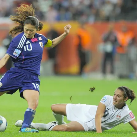 لاعبات كرة قدم يضاهين ميسي ورونالدو