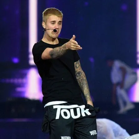 بالفيديو: جاستن بيبر يلقي حذاءه على الجمهور