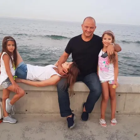 بالصور: رومانسية نانسي عجرم في حضن زوجها وابنتيهما