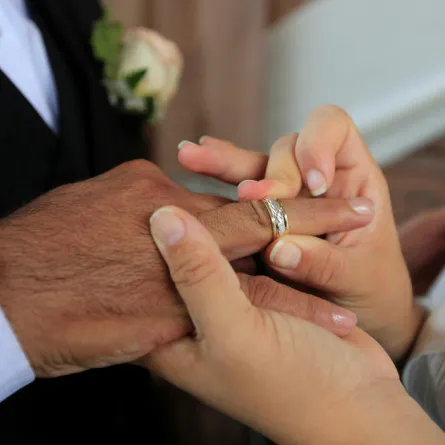 مسن تجاوز المائة يعقد قرانه في جازان!