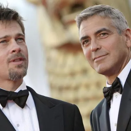 براد بيت يزور جورج كلوني.. وهذه هديته للتوأمين