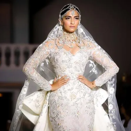 أسبوع الموضة في باريس: سونام كابور تتحول الى عارضة أزياء