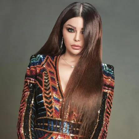 هيفاء وهبي تجمع الألوان بأسلوبها الخاص