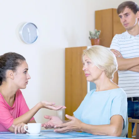 كيف تتصرفين إذا أهنتِ زوجك أمام عائلته؟