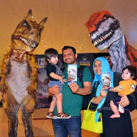 ديناصورات تفاجئ المسافرين في مطار دبي الدولي