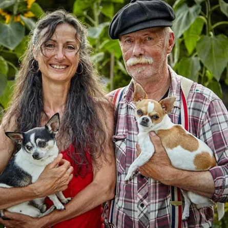 زوجان مبدعان يعيشان في مبنى عائم منذ 26 عامًا